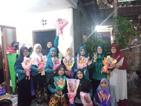 Peserta KKN Unikama Mengadakan Pelatihan Dan Strategi Pemasaran Bucket Snack Untuk Ibu PKK Di Desa Sutojayan peserta kkn unikama