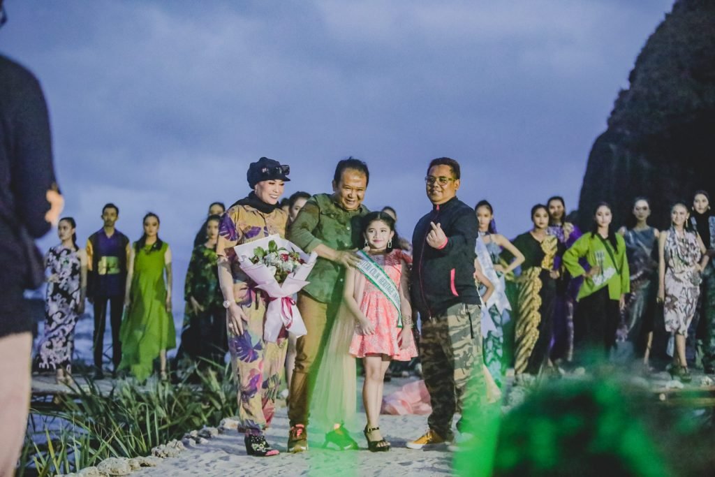 Potret Meriahnya Papuma Fashion Week, Siap Memikat Pengunjung Potret kemeriahan Papuma Fashion Week Kabupaten Jember / Kominfo Jember