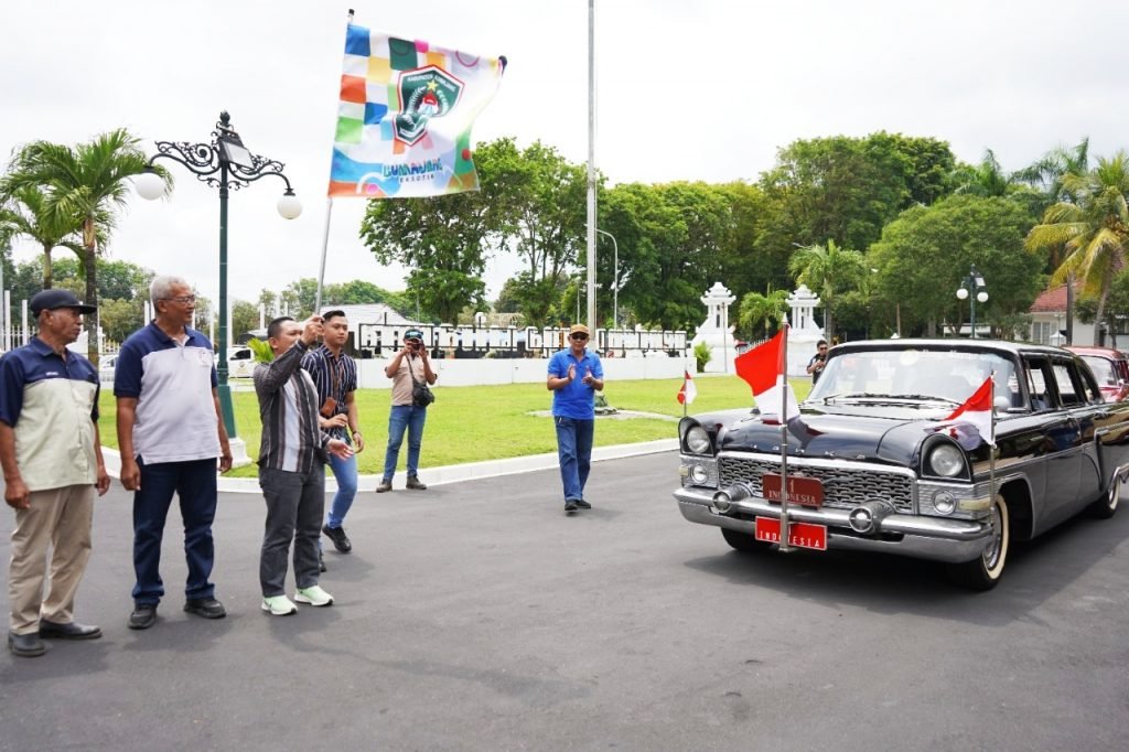 Mobil Antik RI 1 di Era Kepresidenan Ir. Soekarno Meriahkan Gathering PPMKI Mobil antik (RI 1) di era Kepresidenan Ir. Soekarno, turut ditampilkan dalam gathering anggota Perhimpunan Penggemar Mobil Kuno Indonesia (PPMKI) di Lumajang / kominfo Lumajang