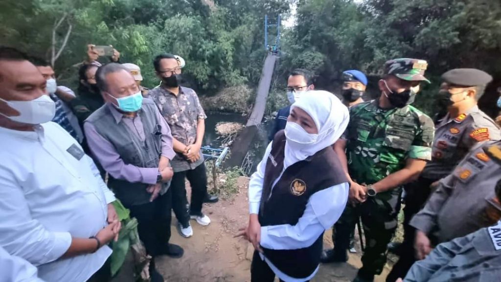 Gubernur Khofifah Tinjau Langsung Jembatan Putus di Probolinggo Gubernur Jawa Timur Khofifah Indar Parawansa meninjau jembatan putus di Probolinggo/ Humas Pemprov Jatim