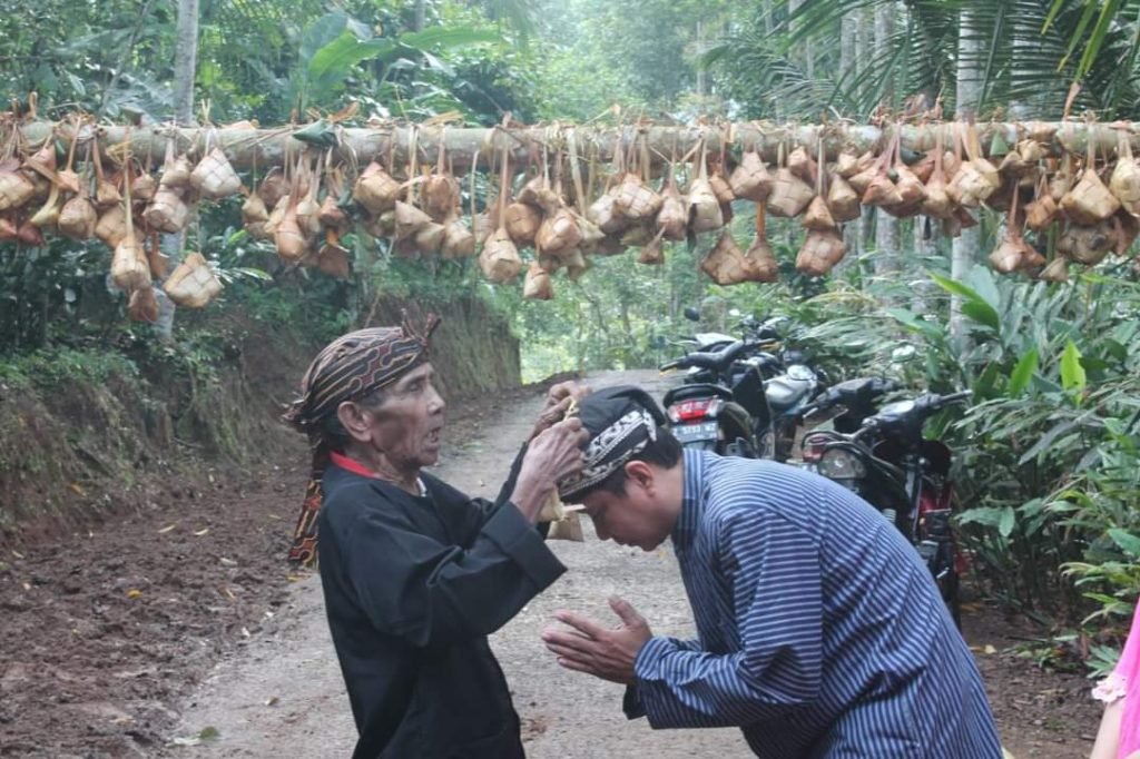 Sedekah Kupat: Jejak Tetirah Rohani Raja-Raja Pasundan di Dayeuhluhur Ritual Sedekah Kupat warga Kecamatan Dayeuhluhur di Bulan Safar / Dok. Pemprov Jateng