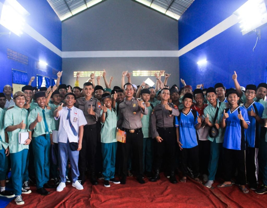 Polres Malang Berikan Sosialisasi Seleksi Penerimaan Anggota Polri di SMA An Nur Anggota Polres Malang bersa siswa An Nur usai berikan sosialisasi seleksi penerimaan anggota Polri / ist
