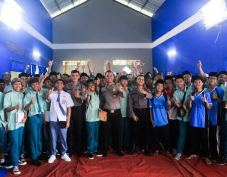 Polres Malang Berikan Sosialisasi Seleksi Penerimaan Anggota Polri di SMA An Nur Anggota Polres Malang bersa siswa An Nur usai berikan sosialisasi seleksi penerimaan anggota Polri / ist