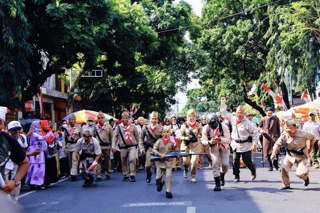 Pakai Kostum Pejuang, Bupati dan Wakil Bupati Lumajang Turut Meriahkan Karnaval Tujuh Belasan Jajaran Pemkab Lumajang turut meriahkan karnaval tujuh belasan / dok. Kominfo Lumajang