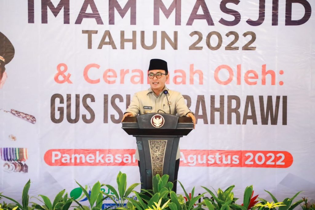 Hore, Guru Ngaji Tidak Mampu di Pamekasan Bakal Dapat Bantuan Umroh Bupati Pamekasan, Baddrut Tamam saat menyerahkan uang kehormatan bagi imam masjid yang dilakukan oleh Dewan Masjid Indonesia (DMI) Jawa Timur, di Mandhapa Aghung Ronggosukowati Pamekasan, Senin (29/8/2022) / Pemkab Pamekasan