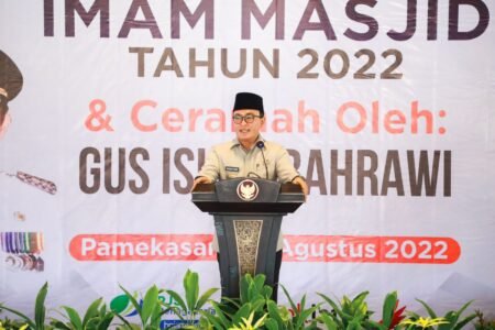Hore, Guru Ngaji Tidak Mampu di Pamekasan Bakal Dapat Bantuan Umroh Bupati Pamekasan, Baddrut Tamam saat menyerahkan uang kehormatan bagi imam masjid yang dilakukan oleh Dewan Masjid Indonesia (DMI) Jawa Timur, di Mandhapa Aghung Ronggosukowati Pamekasan, Senin (29/8/2022) / Pemkab Pamekasan