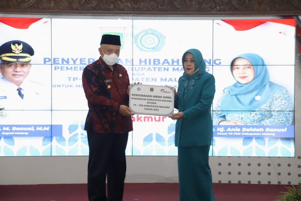 Pemkab Malang Serahkan Dana Hibah pada Tim Penggerak PKK Bupati Malang H.M Sanusi serahkan dana hibah pada Tim Penggerak PKK Kabupaten Malang / Pemkab Malang