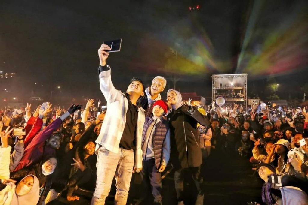 Meriahnya Konser Musik Jazz pada Gelaran Dieng Culture Festival 2022 Gubernur Jawa Tengah Ganjar Pranowo dan Denny Caknan dalam acara Dieng Culture Festival (DCF) 2022, Jumat (2/9/2022) malam.