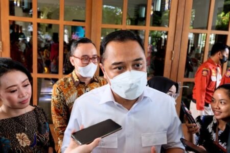 Pemkot Surabaya Pastikan Ganti Rugi Pemilik Lahan Lindung Pamurbaya Wali Kota Surabaya Eri Cahyadi menyampaikan soal ganti rugi Kawasan lindung Pantai Timur Surabaya (Pamurbaya) telah ditetapkan sebagai Ruang Terbuka hijau (RTH) / Pemkot Surabaya