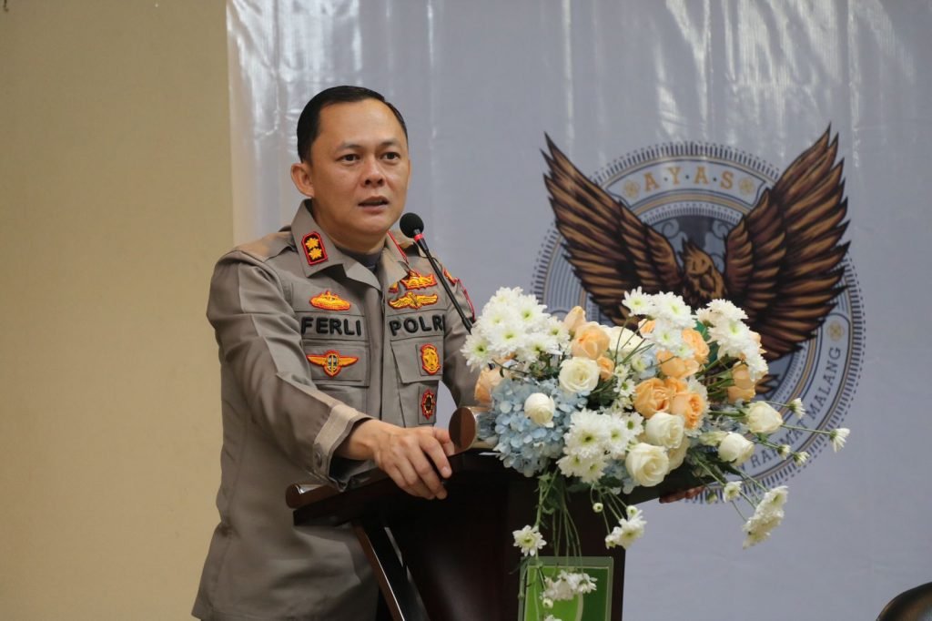 Berikan Kuliah Umum, Kapolres Malang Minta Mahasiswa Unira Cerdas Menyaring Informasi Kapolres Malang AKBP Ferli Hidayat saat memberikan kuliah umum di UNIRA Malang, Senin (05/09/2022) pagi / Humas Polres Malang