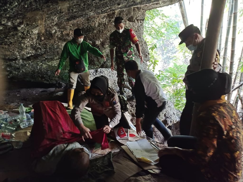 Polsek Lawang Evakuasi Seorang Kakek yang Tinggal Seorang Diri di Gua Anggota Polsek Lawang saat melakukan evakuasi seorang kakek yang tinggal di goa sendirian, Senin (5/9/2022) / Humas Polres Malang