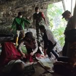 Polsek Lawang Evakuasi Seorang Kakek yang Tinggal Seorang Diri di Gua