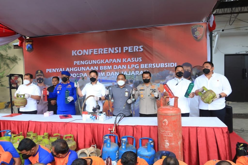 91 Tersangka Diamankan Polda Jatim Terkait Penyalahgunaan BBM dan LPG Bersubsidi Konferensi pers kasus penyalahgunaan BBM dan LPG bersubsidi Polda Jatim