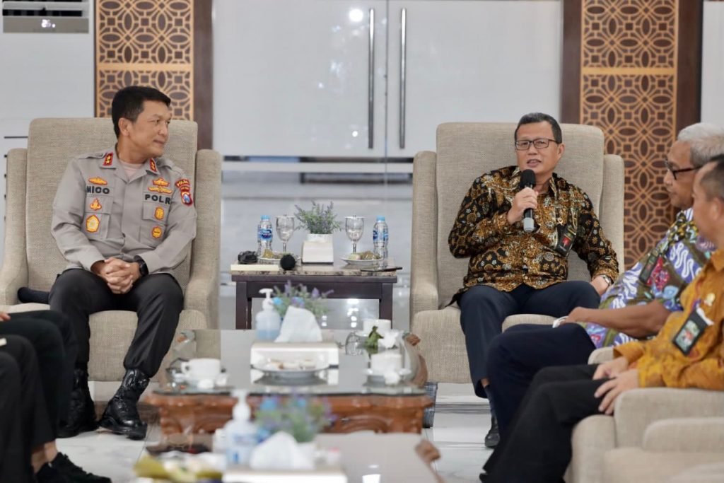 Perkuat Sinergitas, Kapolda Jatim Terima Kunjungan Kalanti Surabaya Kapolda Jawa Timur Irjen Pol Nico Afinta menerima kunjungan Kepala Pengadilan Tinggi (Kalanti) Surabaya / Humas Polda Jatim