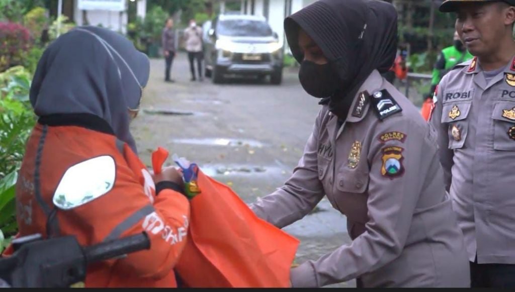 Kapolda Jatim Minta Kapolres Jajaran Salurkan Bansos pada Masyarakat Terdampak BBM Ilustrasi Kapolda Jawa Timur minta seluruh Kapolres di Jawa Timur berikan bansos bagi warga terdampak harga BBM / Humas Polda Jatim