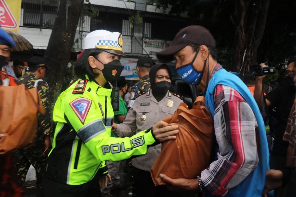 Polres Malang Distribusikan 2000 Paket Sembako, Bantu Warga Terdampak BBM Polres Malang berikan bantuan sosial kepada warga terdampak kenaikan harga BBM / Humas Polres Malang