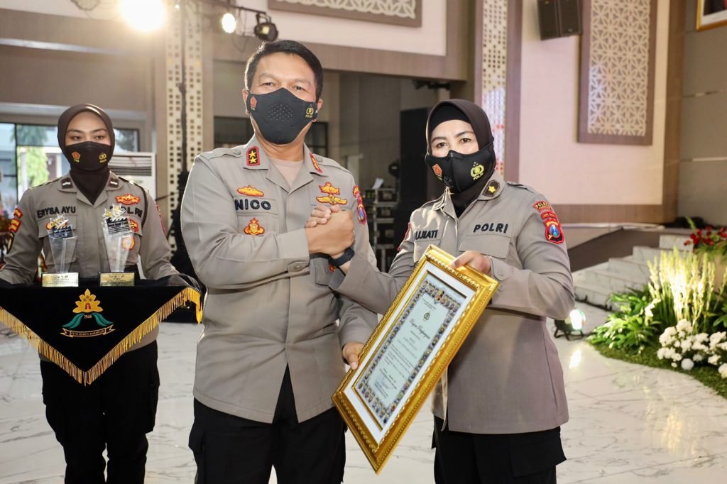 Raih Juara 2 Lomba Video, Polwan Polda Jatim Raih Penghargaan dari Kapolri Kapolda Jawa Timur Irjen Pol Nico Afinta bersama AKP Radyati Putri Pradini peraih juara lomba Video Kreatif Suara Hati Anak Polwan / Humas Polda Jatim