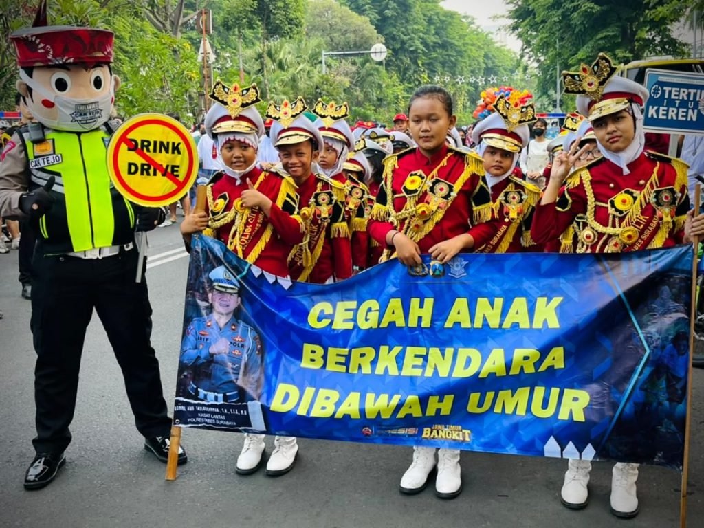 Bidhumas Polda Jatim dan Satlantas Polrestabes Road Show Kamseltibcar Lantas Gelaran Road Show Kamseltibcarlantas Surabaya / Humas Polda Jatim