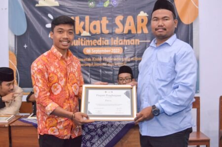Perkuat Kompetensi Pengurus Baru, Multimedia Kelas Idaman Gelar Diklatsar Penyerahan Piagam Penghargaan Kepada Pemateri Oleh Pembina Multimedia Kelas Idaman SMA An Nur / Ramlin