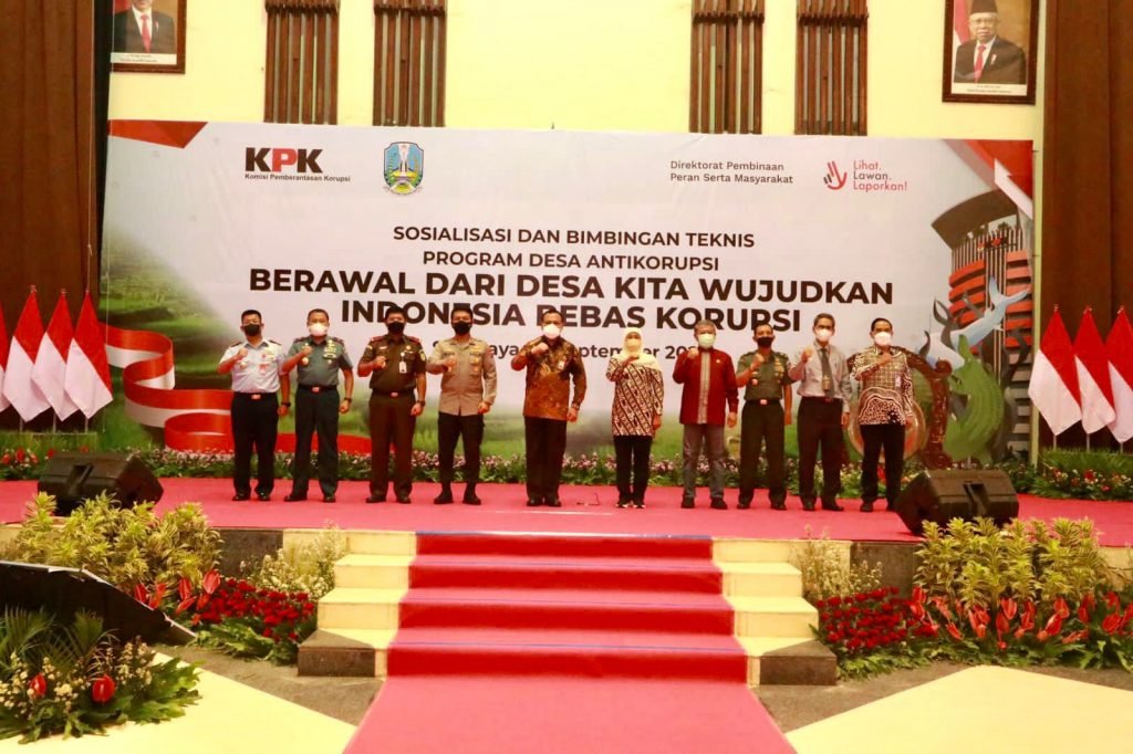 KPK RI Bersama Forkopimda Jatim Buka Program Desa Anti Korupsi Ketua Komisi Pemberantasan Korupsi RI Firli Bahuri bersama Forkopimda Provinsi Jawa Timur buka Sosialisasi dan Bimbingan Teknis Program Desa Anti Korupsi / Humas Polda Jatim