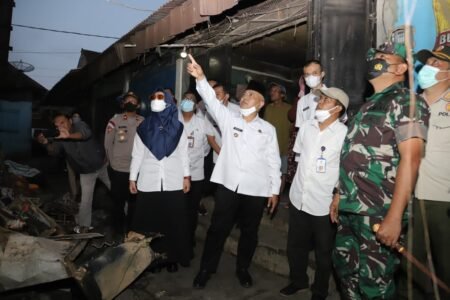 Pemkab Malang Berikan Bantuan pada Pedagang Terdampak Kebakaran Pasar Singosari Bupati Malang H.M Sanusi tinjau Pasar Singosari pasca kebakaran, Rabu (14/9/2022) petang / Prokopim