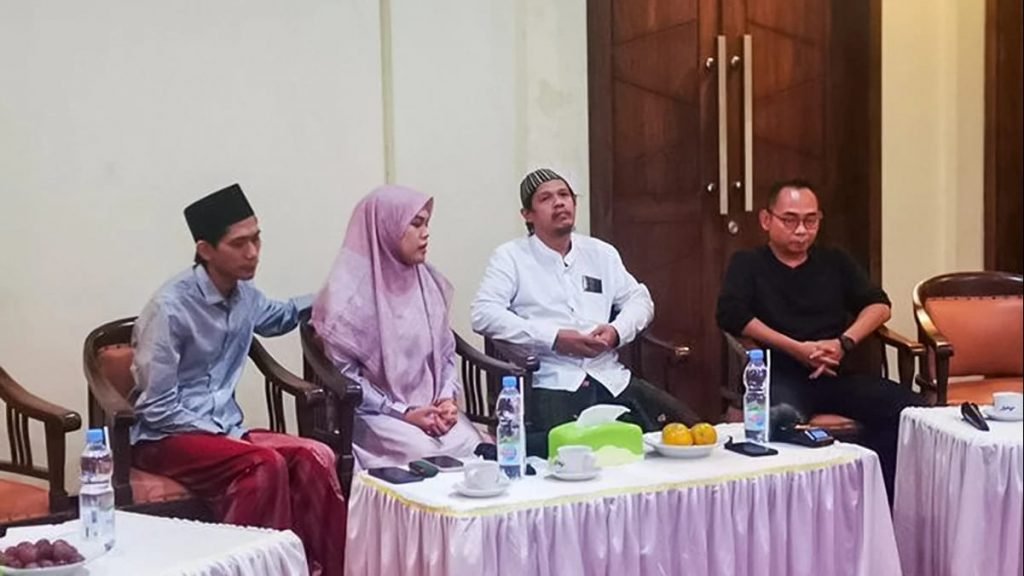 Eko Kuntadhi Minta Maaf ke Lirboyo, Hingga Mundur dari Ketum Ganjarist Kunjungan Eko Kuntadhi ke Pondok Pesantren Lirboyo untuk meminta maaf kepada Ning Imaz / nu online jatim