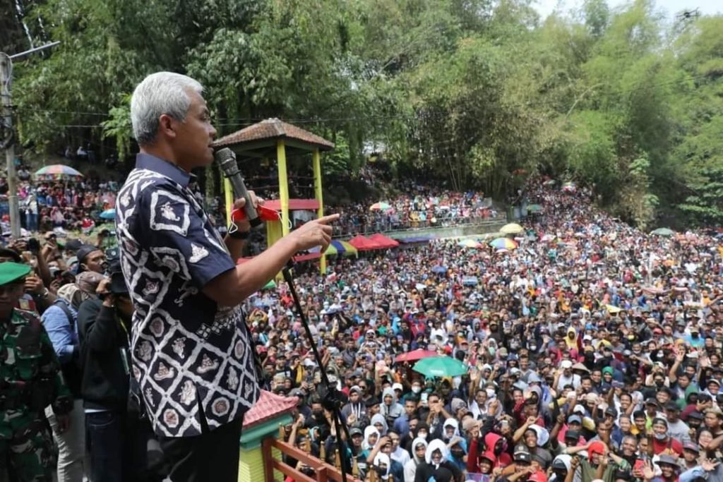 Tiga Tahun Vakum, Gelaran Tradisi Yaa Qowiyyu Klaten Berlangsung Meriah Gubernur Jawa Tengah Ganjar Pranowo hadiri gelaran tradisi Sebar Apem Yaa Qowiyyu di Kompleks Makam Kiai Ageng Gribig, Jatinom, Klaten / dok. Pemprov Jawa Tengah