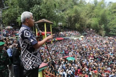Tiga Tahun Vakum, Gelaran Tradisi Yaa Qowiyyu Klaten Berlangsung Meriah Gubernur Jawa Tengah Ganjar Pranowo hadiri gelaran tradisi Sebar Apem Yaa Qowiyyu di Kompleks Makam Kiai Ageng Gribig, Jatinom, Klaten / dok. Pemprov Jawa Tengah