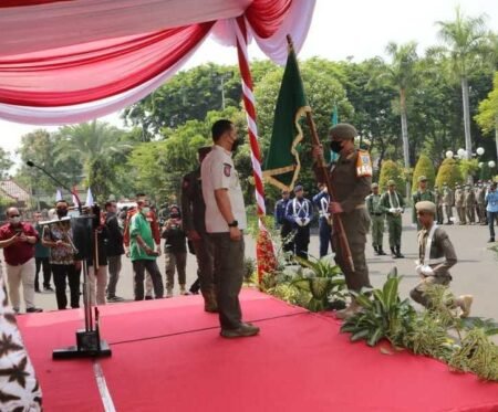 Jer Basuki Mawa Beya Mulai Dikirab Peringati HUT Jatim, Begini Filosofinya Walikota Surabaya Eri Cahyadi menerima kirab Bendera Pataka Jer Basuki Mawa Beya, peringatan HUT Jawa Timur ke 77 / dok. Pemkot Surabaya