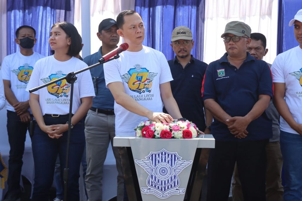 Satlantas Polres Malang Luncurkan Pos Polisi Mobile dan Mobil Gemar Kapolres Malang AKBP Ferli Hidayat bersama Kasat Lantas Polres Malang, AKP Agnis Juwita Manurung saat meluncurkan Pos Polisi Mobile dan gerakan edukasi berlalu lintas bersama Pak Umar, (Gemar) / Humas Polres Malang