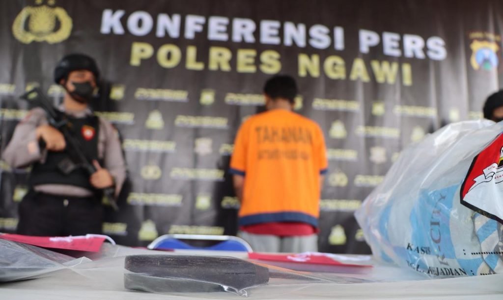 Bosan Merawat, Pemuda di Ngawi Bunuh Bapak Kandungnya yang Sakit Stroke Konferensi Pers kasus pembunuhan ayah kandung di Ngawi / Humas Polres Ngawi