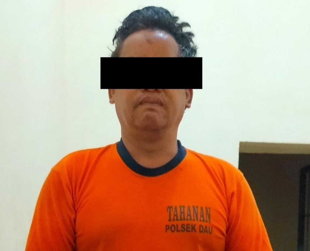Curi Kotak Amal Mushola, Pria Asal Batu Diciduk Polisi Pria asal Batu berbaju tahanan usai terbukti curi kotak amal mushola di Dau / humas Polres Malang