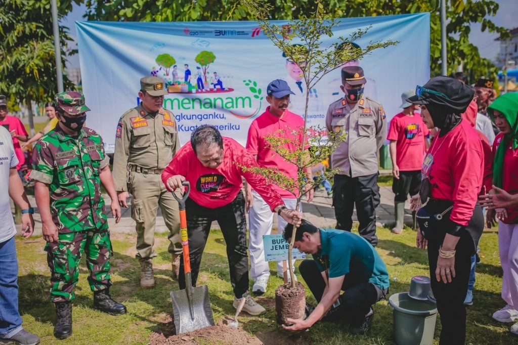 Pemkab Jember Resmikan Gerakan World Cleanup Day 2022 Bupati Jember Hendy Siswanto secara simbolis resmikan gerakan worl clean up day 2022 / dok. Kominfo Jember