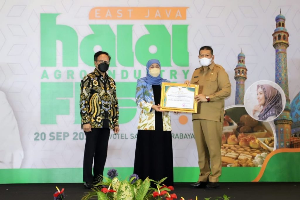 Dukung Industri Halal, Pemkab Malang Raih Penghargaan dari Gubernur Jawa Timur Pemerintah Kabupaten Malang menerima penghargaan dari Gubernur Jawa Timur, Hj. Khofifah Indarparawansa terkait pengembangan industri halal / Prokopim/poy