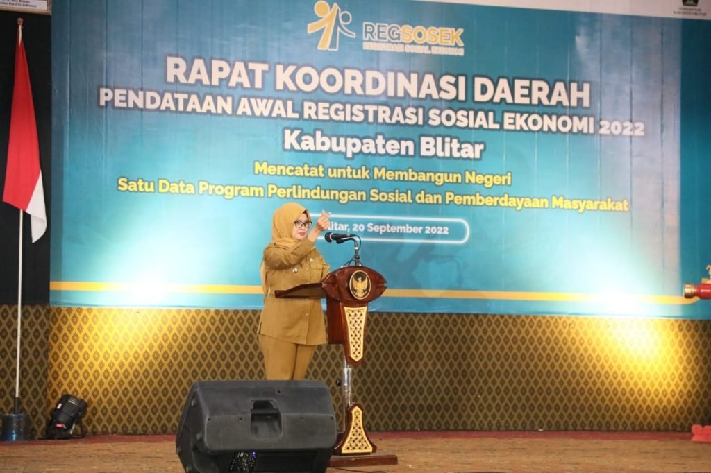 Buka Rakorda Regsosek 2022, Bupati Blitar Minta Pendataan Maksimal Bupati Blitar Hj. Rini Syarifah membuka Rapat Koordinasi Daerah (Rakorda) Pendataan Awal Registrasi Sosial Ekonomi (Regsosek) Tahun 2022 di wisata edukasi Kampung Coklat, Selasa (20/09/2022) / istimewa