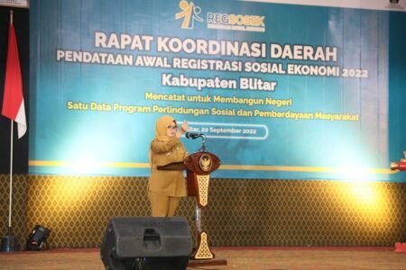 Buka Rakorda Regsosek 2022, Bupati Blitar Minta Pendataan Maksimal Bupati Blitar Hj. Rini Syarifah membuka Rapat Koordinasi Daerah (Rakorda) Pendataan Awal Registrasi Sosial Ekonomi (Regsosek) Tahun 2022 di wisata edukasi Kampung Coklat, Selasa (20/09/2022) / istimewa