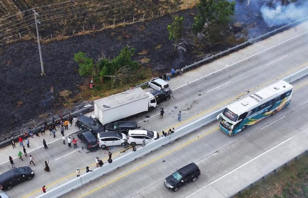 Polisi Sebut Pelaku Kebakaran Ilalang di Tol Brebes Bisa Dipidana kebakaran ilalang di sepanjang ruas Km 253 Tol Pejagan-Pemalang di wilayah Kabupaten Brebes akibatkan kecelakaan beruntun / dok. Polri
