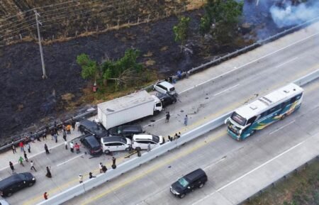 Polisi Sebut Pelaku Kebakaran Ilalang di Tol Brebes Bisa Dipidana kebakaran ilalang di sepanjang ruas Km 253 Tol Pejagan-Pemalang di wilayah Kabupaten Brebes akibatkan kecelakaan beruntun / dok. Polri