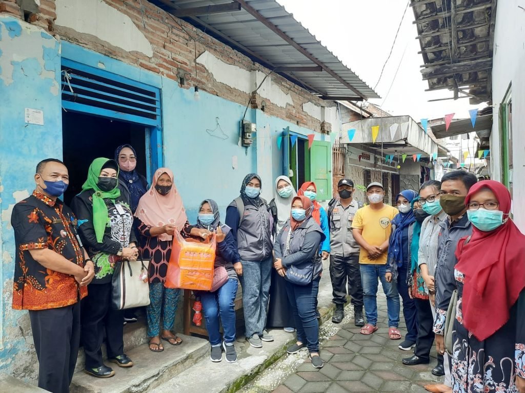 Dinsos Kota Blitar Berikan Layanan Home Care pada Puluhan Lansia Terlantar Dinas Sosial (Dinsos) Kota Blitar melakukan kunjungan ke rumah lansia terlantar / dok. Pemkot Blitar / Sur