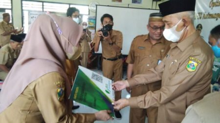 Pemkab Bersama BPJS Ketenagakerjaan Bondowoso Jamin Keselamatan Kerja Non-ASN Badan Penyelenggara Jaminan Sosial (BPJS) Kabupaten Bondowoso bersama Pemerintah Daerah setempat menggelar optimalisasi program BPJS Ketenagakerjaan / Dok. Pemkab Bondowoso