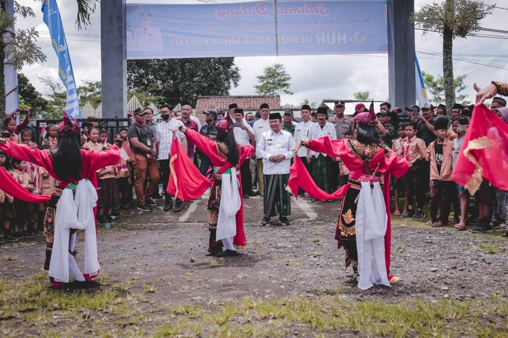 Pemkab Jember Hadirkan Program Jember Hadir Untuk Rakyat Bupati Jember Hendy Siswanto pun berdialog langsung dengan warga Desa Jamintoro/ dok. Kominfo Jember / ipf