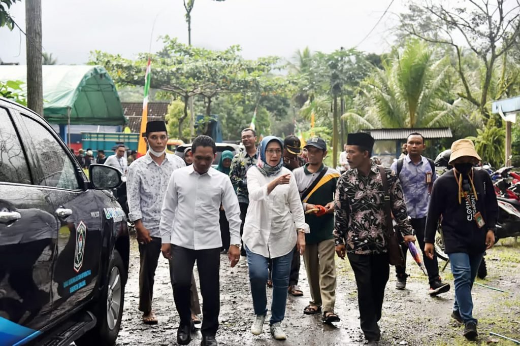 Jalan Alternatif Pasirian – Tempursari Lumajang Bakal Diperlebar Bupati Lumajang Thoriqul Haq (Cak Thoriq) saat kunjungan kerja di Desa Pundungsari, Kecamatan Tempursari / Kominfo-lmj/Fd