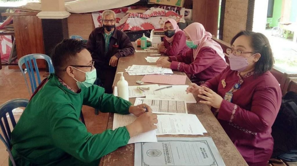Cegah HIV/Aids, Dinkes Nganjuk Lakukan Mobile VCT Sasar Komunitas LSL Kertosono Dinas Kesehatan (Dinkes) Kabupaten Nganjuk bekerjasama dengan Komisi Penanggulangan Aids Daerah Kabupaten Nganjuk kembali melaksanakan Mobile Voluntary Counseling and Testing (VCT) / dok. Pemkab Nganjuk