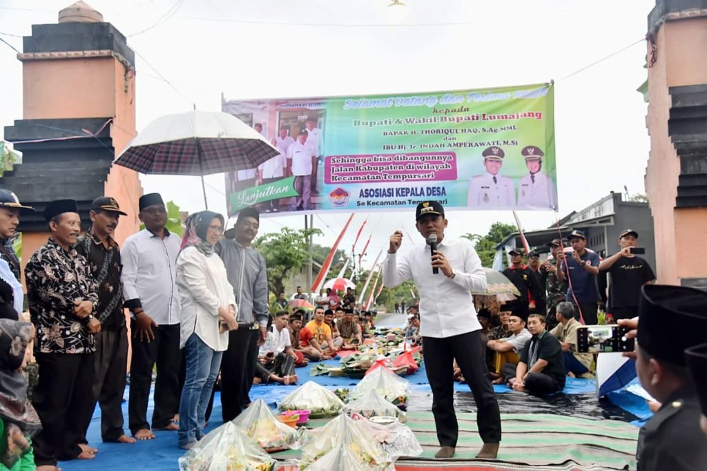Bupati Lumajang Tegaskan Tidak Ada Pertambangan Pasir di Wilayah Tempursari Bupati Lumajang Thoriqul Haq saat berdialog dengan warga Kecamatan Tempursari / Kominfo-lmj/Fd