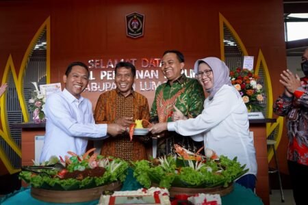 Bupati Lumajang Resmi Launching Mal Pelayanan Publik Bupati Lumajang Thoriqul Haq didampingi oleh Wakil Bupati Lumajang, Indah Amperawati secara resmi melaunching Mal Pelayanan Publik (MPP) / Kominfo-lmj/Ad
