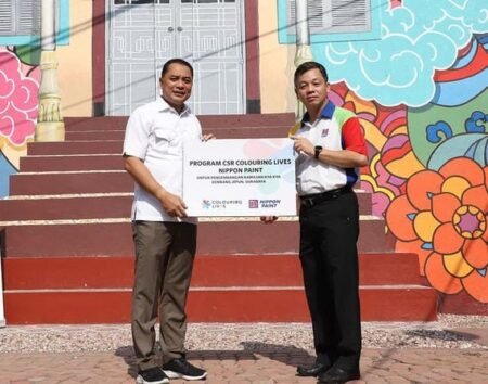 Kawasan Kya Kya Surabaya Bakal Disulap Jadi Kampung Pecinan Tiongkok Wali Kota Surabaya Eri Cahyadi menerima program corporate social responsibility (CSR) Colouring Live Nippon Paint, untuk pengembangan kawasan Kya-kya, Sabtu (24/9/2022) / pemkot Surabaya