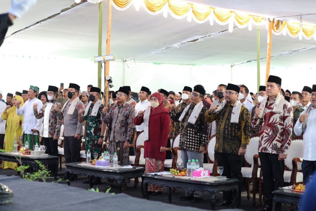 Menkopolhukam Bersama Menag Forkopimda Jatim Hadiri Mubes 2 ASSCHOL Bangkalan Seminar Nasional Musyawarah Besar ke 2 Alumni Santri dan Simpatisan Pondok Pesantren Syaichona Mohammad Cholil / Humas Polda Jatim