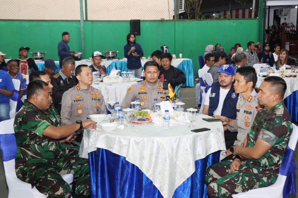 Jaga Kondusifitas, Polri/TNI Gelar Silaturahmi Bersama Aremania Polri/TNI gelar silaturahmi bersama Aremania / Humas Polres Malang