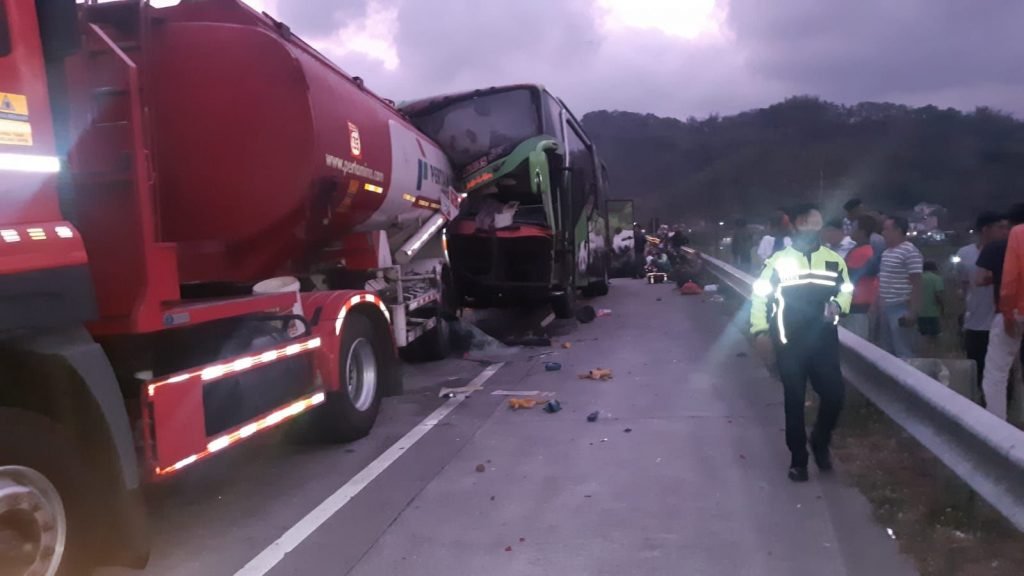 Kecelekaan Lalu Lintas Tol Malang-Pandaan Libatkan Sejumlah Kendaraan Kecelakaan lalu lintas di Jalan Tol Malang-Pandaan / Humas Polres Malang