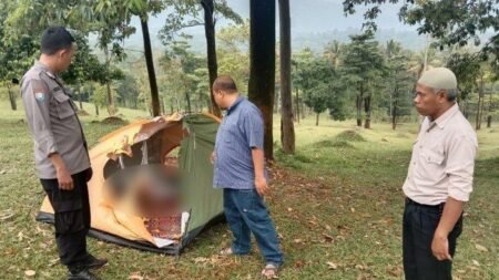 Sejoli Tersambar Petir saat Camping, Satu Orang Tewas Dua orang wisatawan di Bukit Waruwangi Kecamatan Cinangka, Kabupaten Serang, tersambar petir saat sedang berada di dalam tenda / Tribunnews